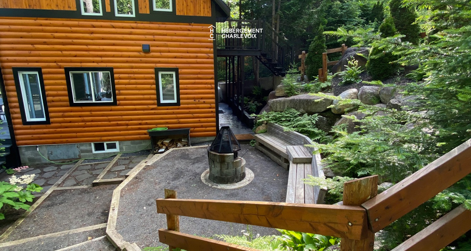 NAF-256 - Cottage on the edge of a lake with trail, waterfall and pond